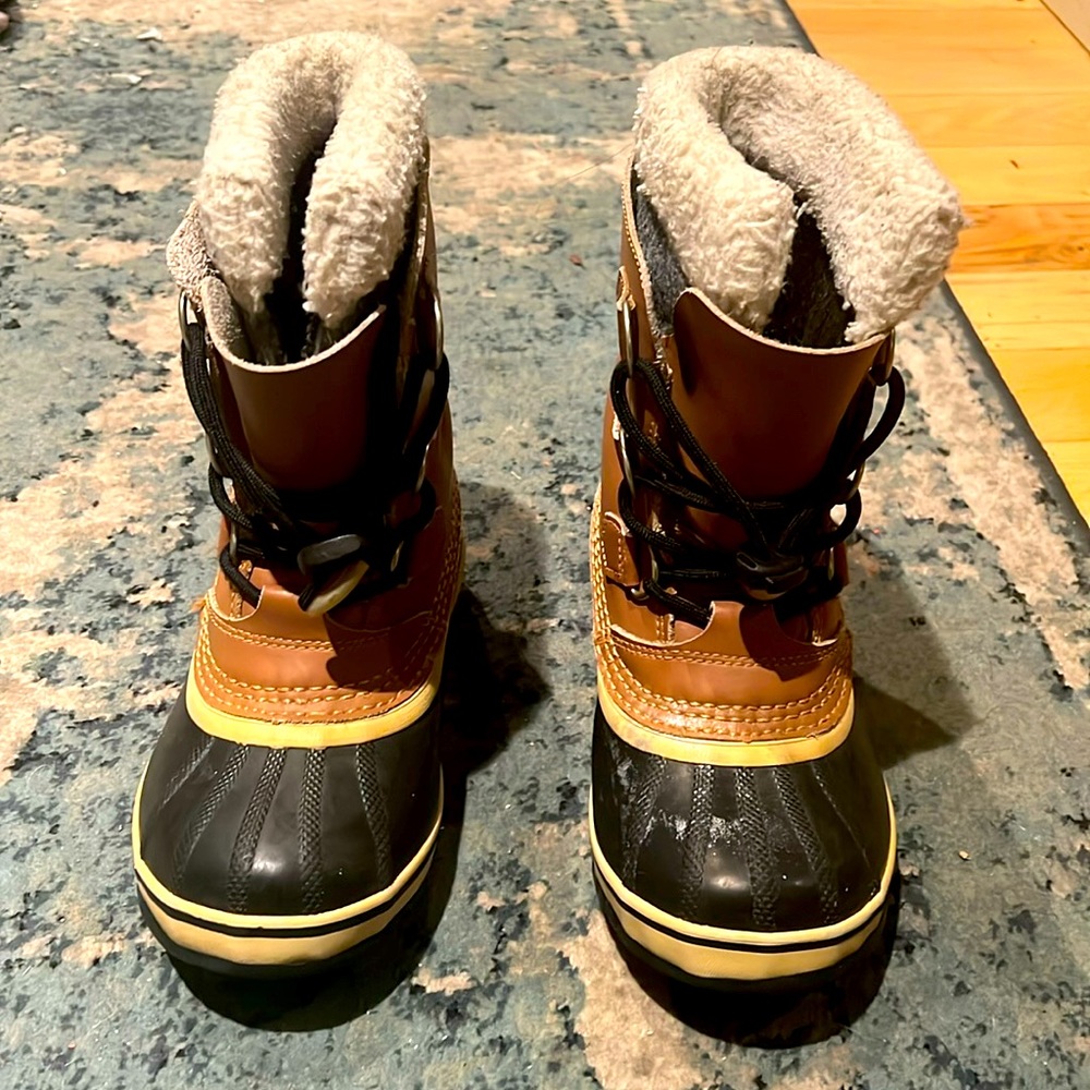 Boys Sorel winter boots size 2. Waterproof. No wear and tear on bottom tread.